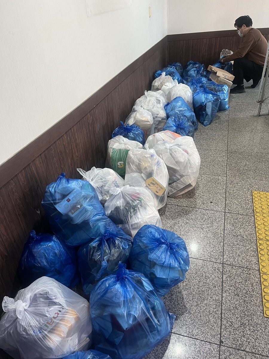 복도 벽을 따라 줄지어 배출된 파란색·흰색 종량제봉투 수십 개