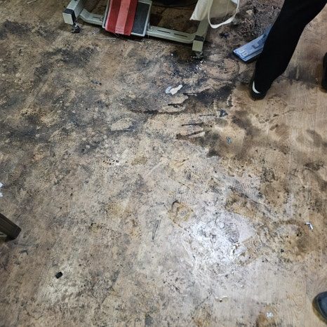 1차 세척 후 합판 표면에 남은 흰 중화제 잔여물과 옅은 얼룩 자국